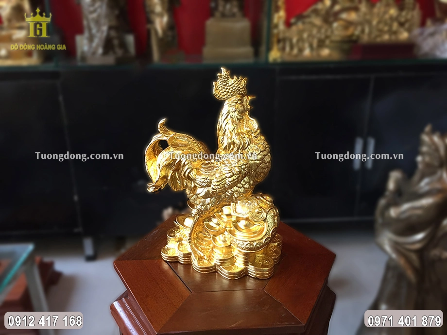 Hình ảnh nhìn nghiêng của tượng linh vật gà